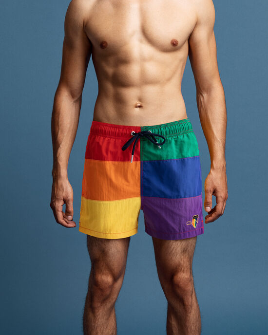 Pride badeshorts med farveblokke og kort snit