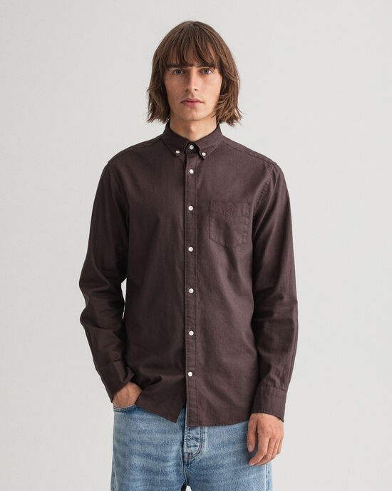 Regular fit garment-dyed kurvevævet skjorte